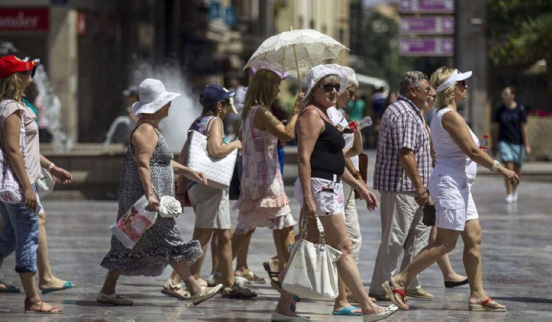 Turistas paseando por el centro de Valencia