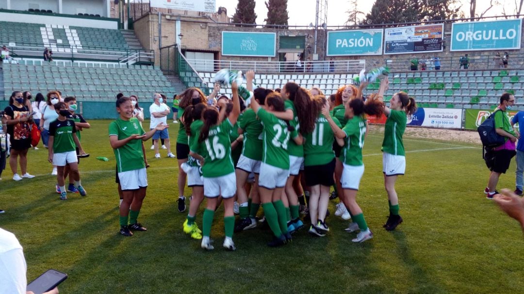 Las jugadoras del Toledo celebran el ascenso a Primera Nacional