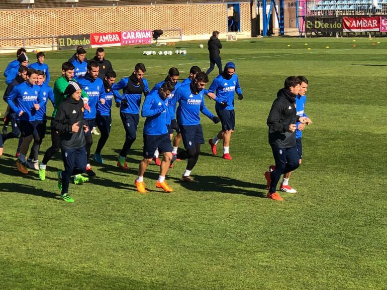 Borja Iglesias, en el centro de la imagen, se ha entrenado esta mañan en la Ciudad Deportiva pendiente de la denuncia de La liga