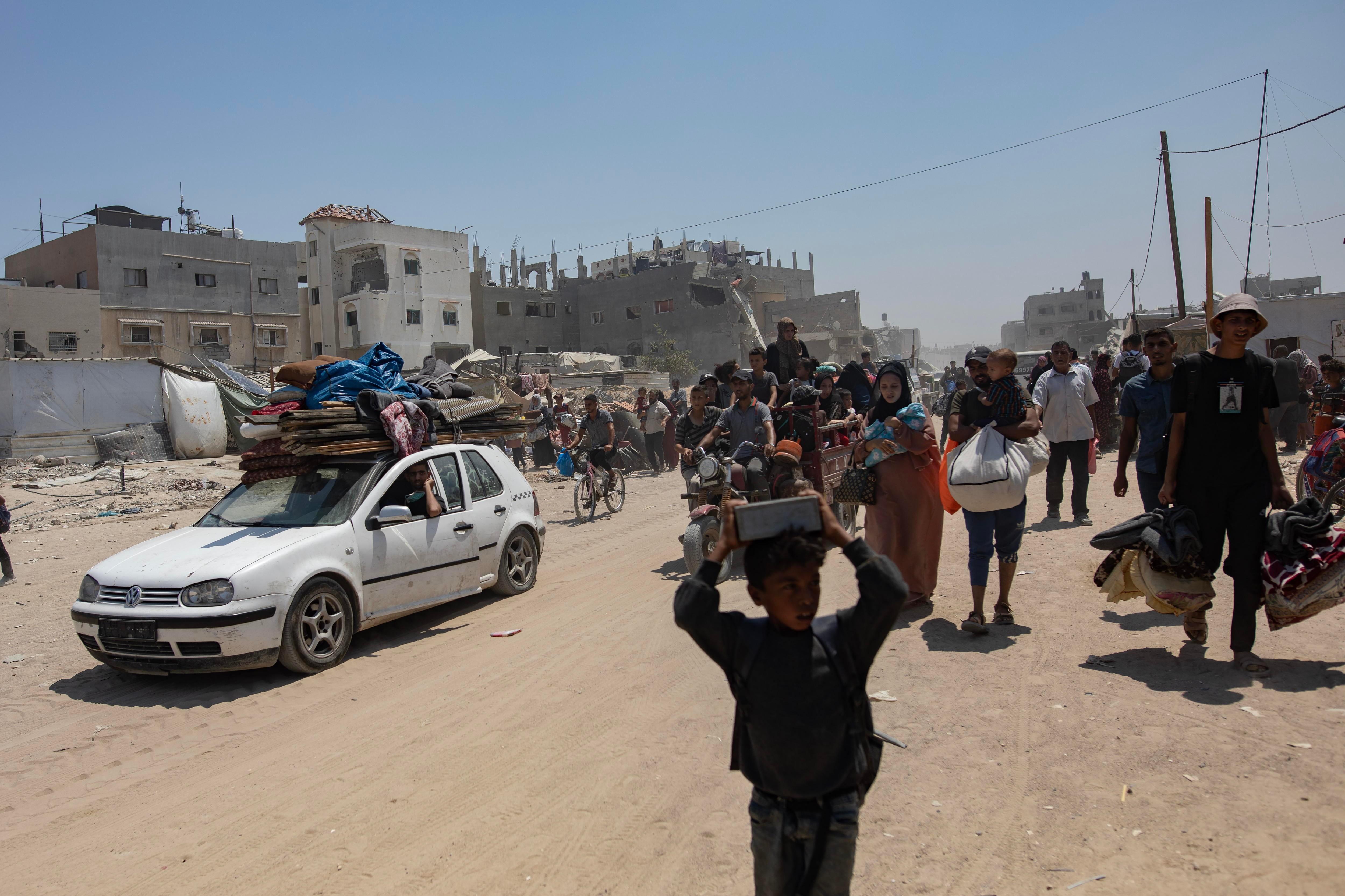 Centenares de palestinos huyendo de la región de Khan Younis a otra zona de la Franja de Gaza