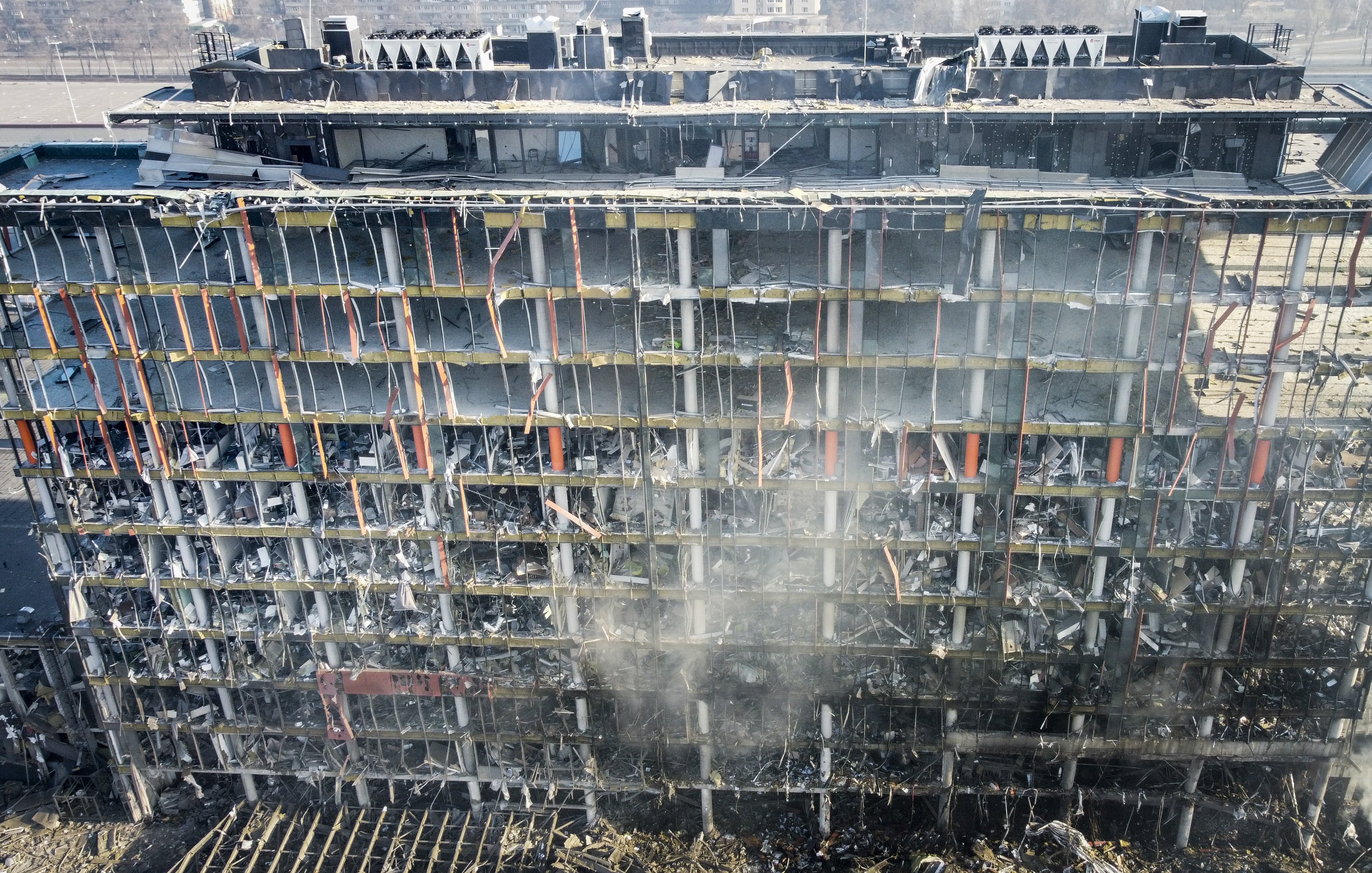 Vista aérea del centro comercial completamente destrozado.