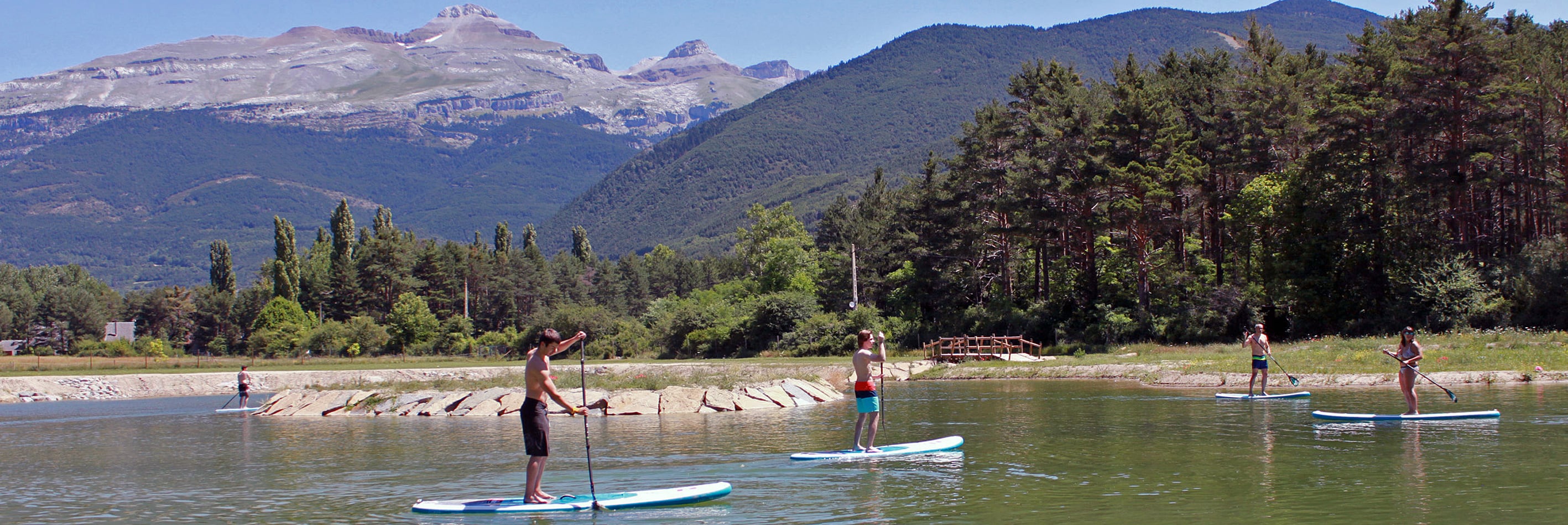 El Ecoparque El Juncaral es un parque de aventura en los árboles con arborismo, actividades acuáticas y juegos para el público familiar