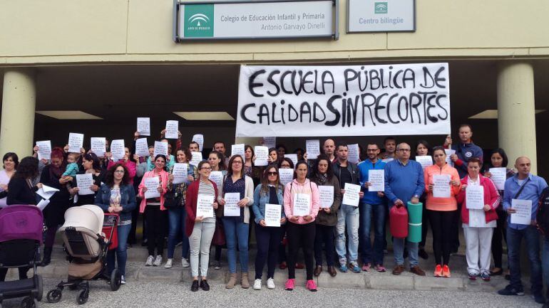 Protesta de padres y madres en el colegio de Motril(Granada)