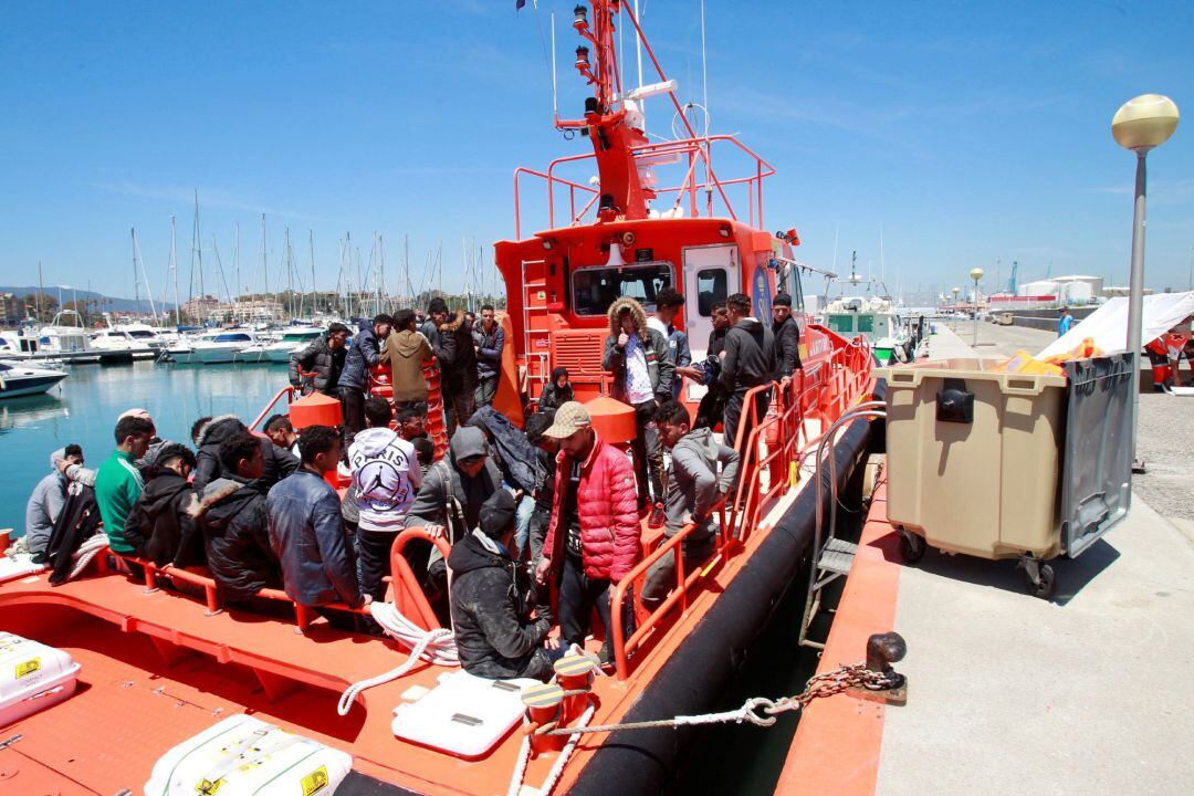 LLegan al puerto de Algeciras (Cádiz) las 41 personas de origen subsahariano rescatadas por Salvamento Marítimo cuando viajaban en una patera por aguas gaditanas . 