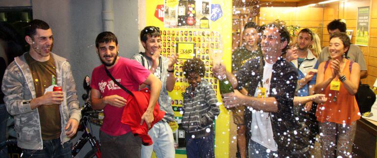La seu de la campanya electoral de la CUP, de festa després de conèixer els resultats.