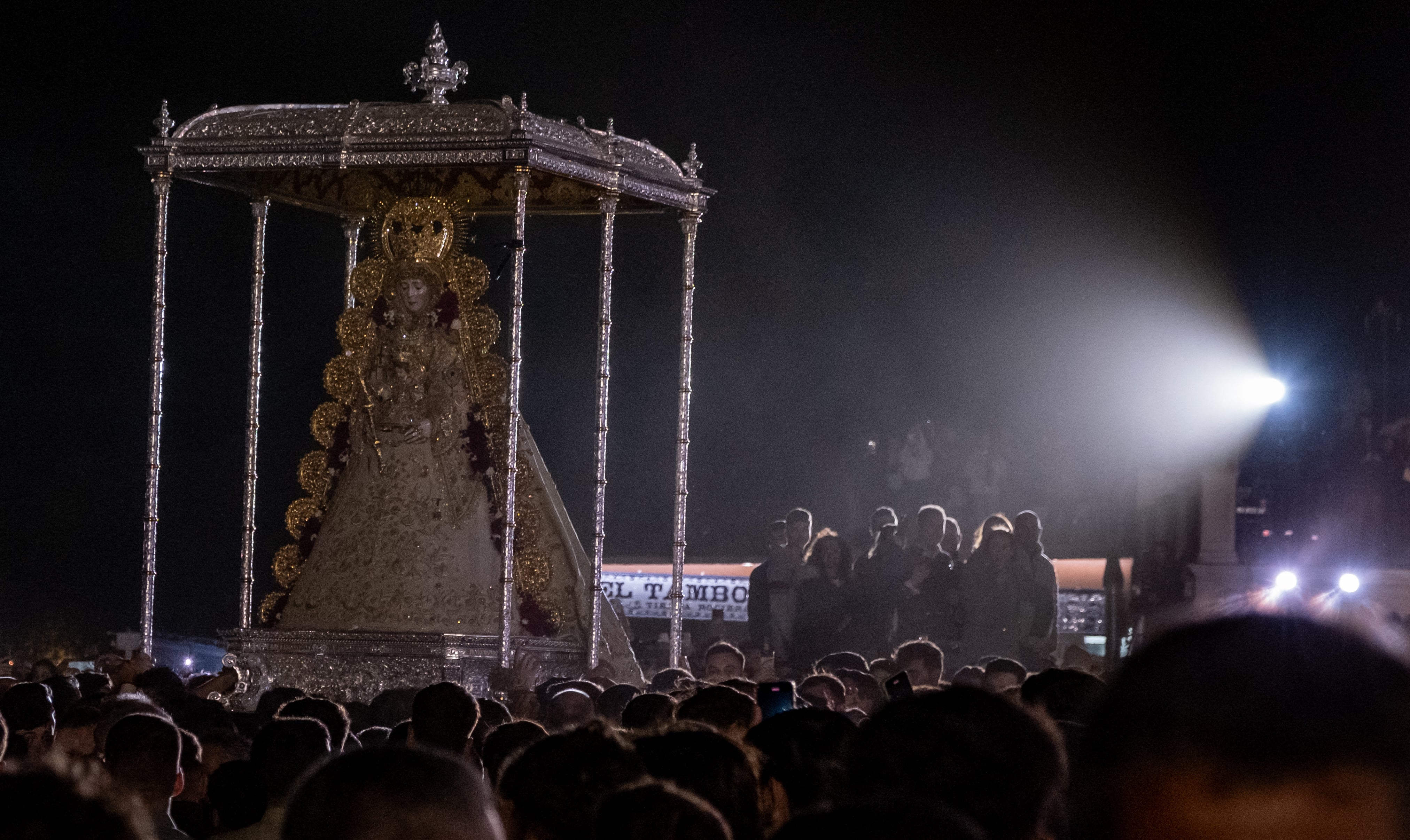 AME7468. EL ROCÍO (ESPAÑA), 20/05/2024.- Los almonteños saltan la reja en la ermita a las 2:57 horas haciéndose con el paso de la Virgen del Rocío y dando inicio a una procesión por la aldea almonteña de El Rocío (Huelva). La madrugada del Lunes de Pentecostés es el momento más esperado por todos los rocieros, que aguardan el momento del salto de la reja por parte de los almonteños para sacar a hombros a su Patrona, la Blanca Paloma. EFE/Julián Pérez
