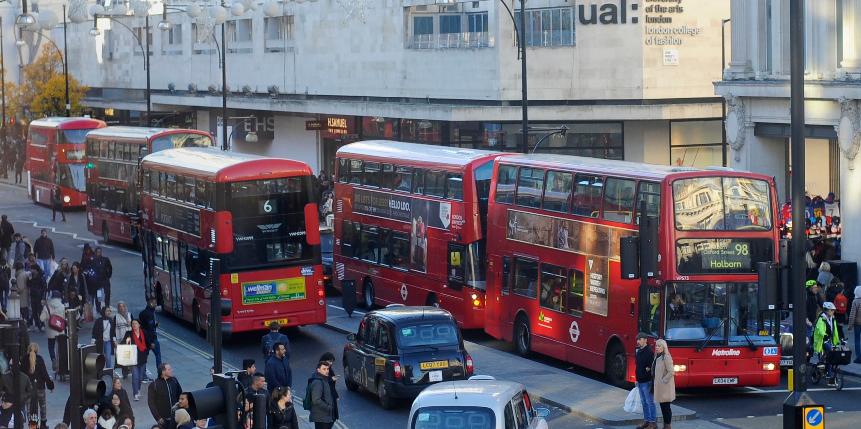 Vista general del tráfico en Oxford Street, en Londres. (Photo by Charlotte Ball/PA Images via Getty Images)
