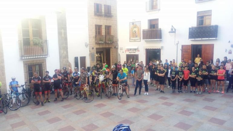 Minuto de silencio, en la plaza de la Iglesia de Xàbia, en recuerdo de los tres ciclistas fallecidos en el accidente del 7 de mayo de 2017.
