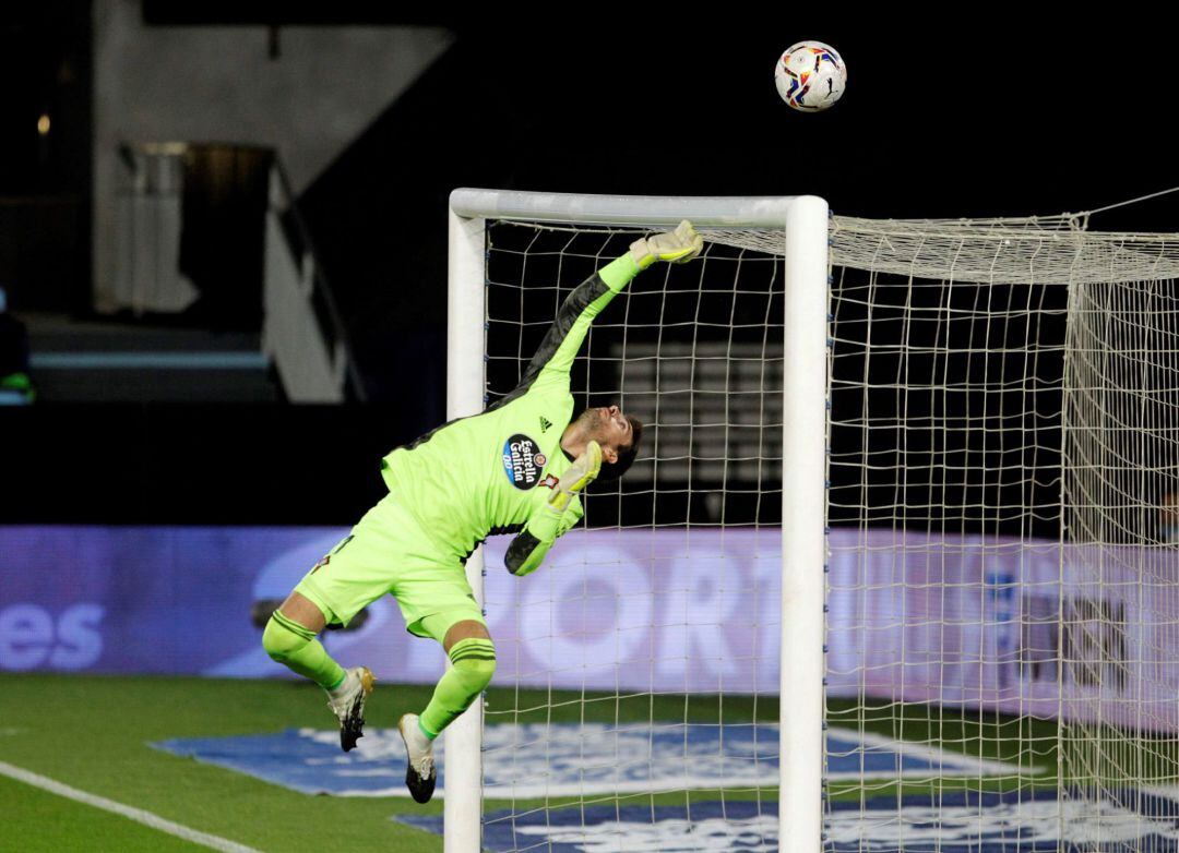 El guardameta del Celta de Vigo, Iván Villar, despeja un balón durante el encuentro de Balaídos ante el Valencia