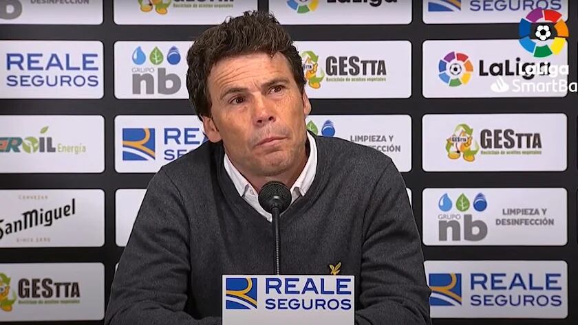 El técnico del Almería en la sala de prensa de El Plantío.