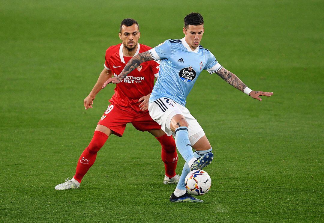 Santi Mina en un instante del partido ante el Sevilla