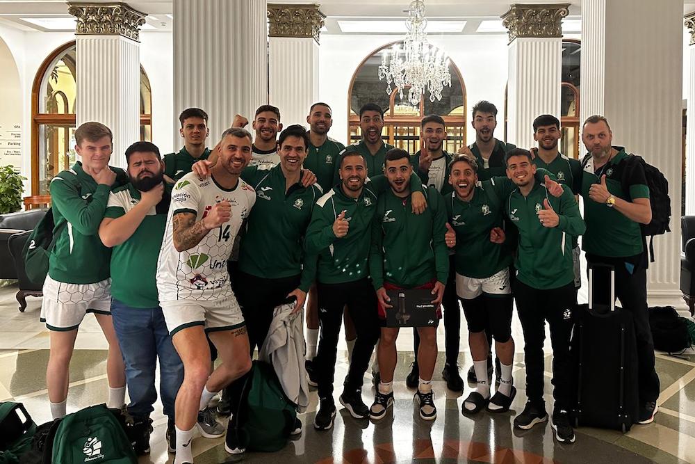 La foto corresponde a la llegada al hotel de los ahorradores tras finalizar el partido.