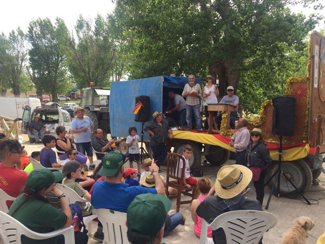 Subasta en la romería de San Isidro (Quintanar de la Orden)