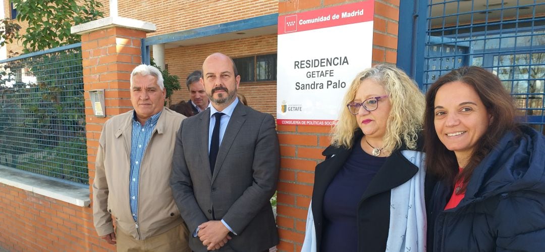 El vicepresidente regional, Pedro Rollán, junto con la alcaldesa, Sara Hernández, y los padres de Sandra Palo. 