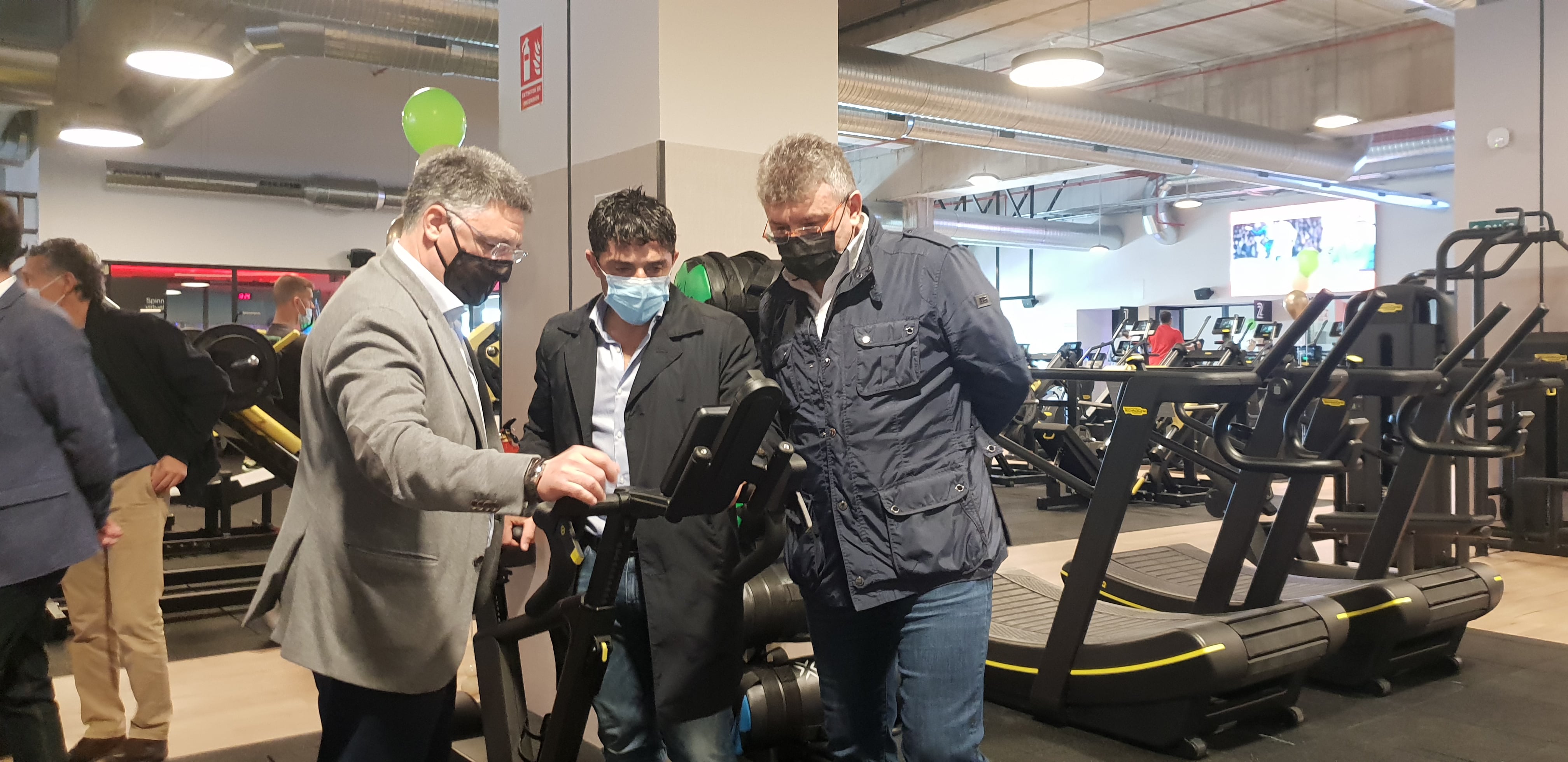 Rafael Cecilio, presidente de Dreamfit, les muestra las instalaciones de Dreamfit en San Sebastián de los Reyes a Miguel Ángel Martín Perdiguero, vicealcalde de la localidad, y a Ángel Buenache, concejal de Deportes