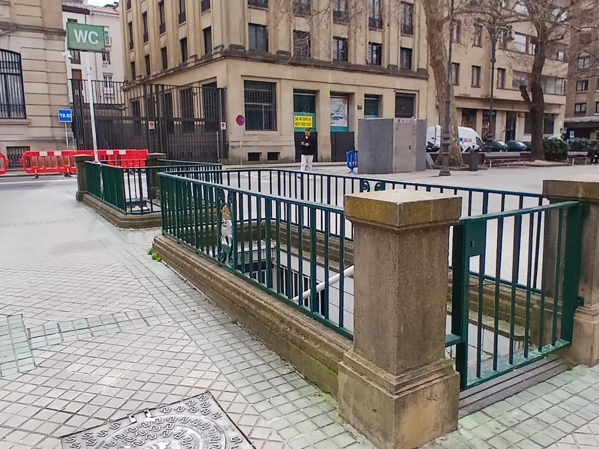 Protesta vecinal por la eliminación de los aseos públicos de Sarasate en Pamplona