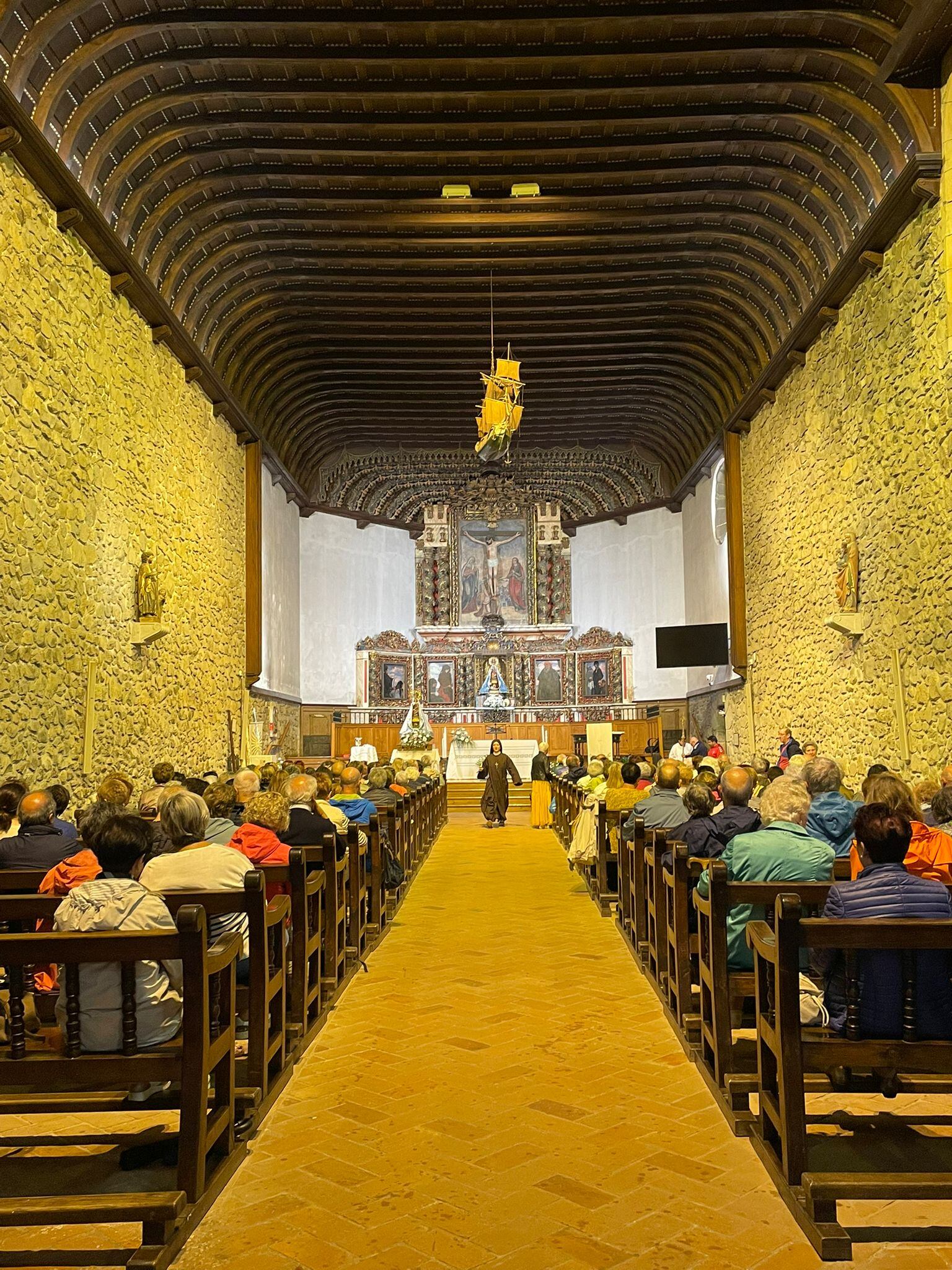 Los feligreses han llenado el Santuario de Arrate para la Misa Mayor