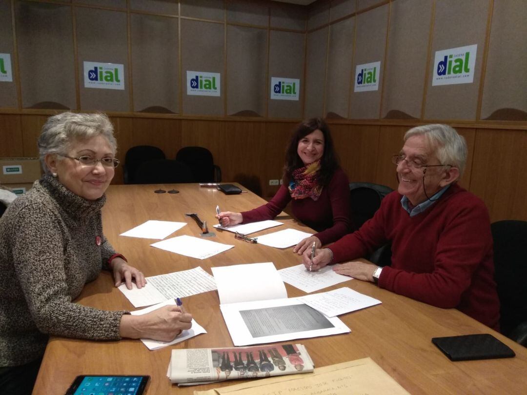 De izquierda a derecha, Esperanza Alcaide, Beatriz Hoster y Antonio Rodríguez Almodóvar, jurado del XVIII Concurso de Literatura Infantil de Radio Sevilla &#039;Palabras para la Navidad&#039;