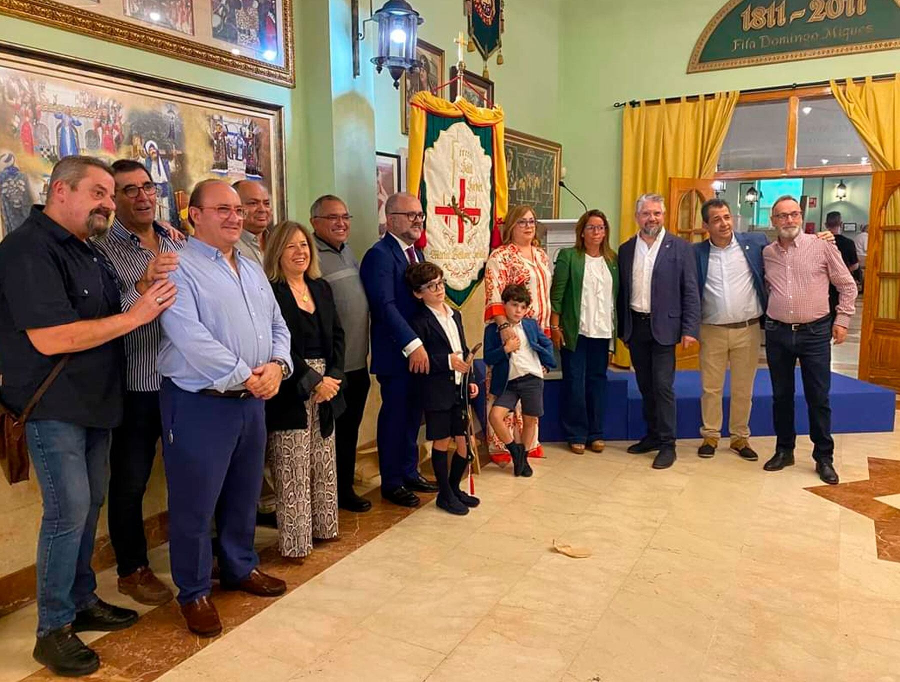 Martín, junto a su familia, y representantes del cuerpo de Mayorales de la Asociación de San Jorge