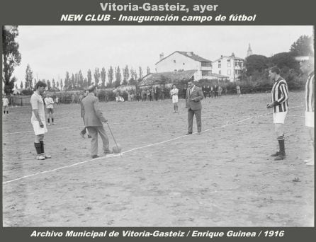 El alcalde efectuando el saque de honor