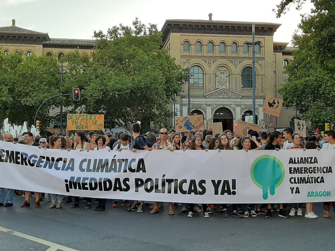 Pancarta de cabecera de la manifestación en Zaragoza 