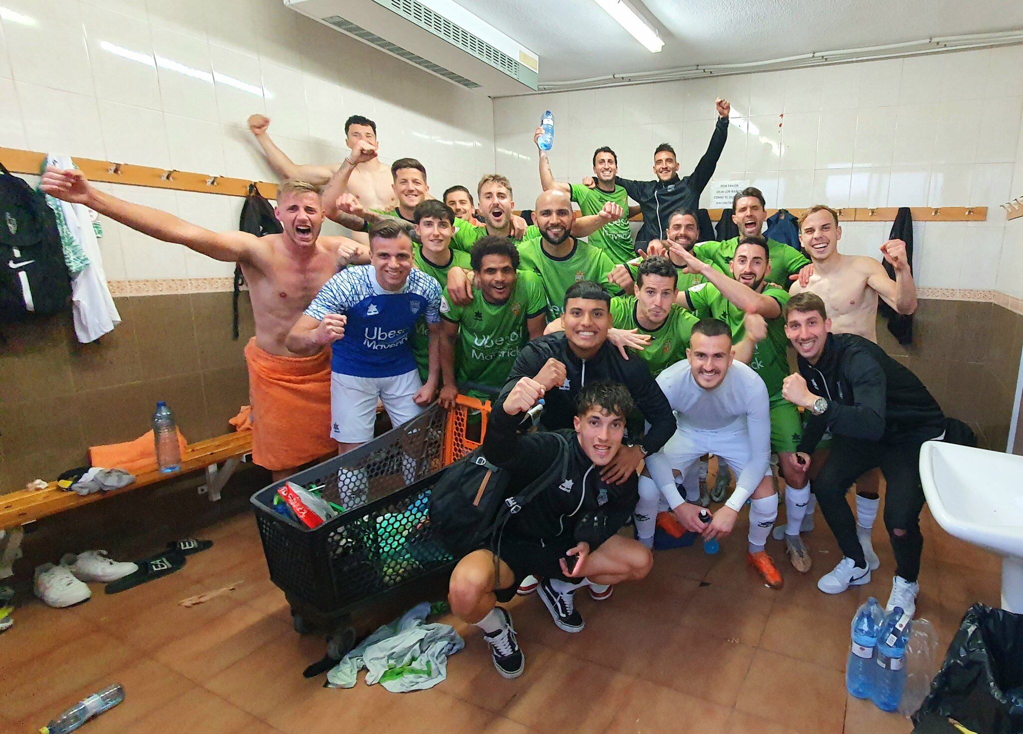 L&#039;Atzeneta UE celebra la victòria al camp del Rayo Ibense