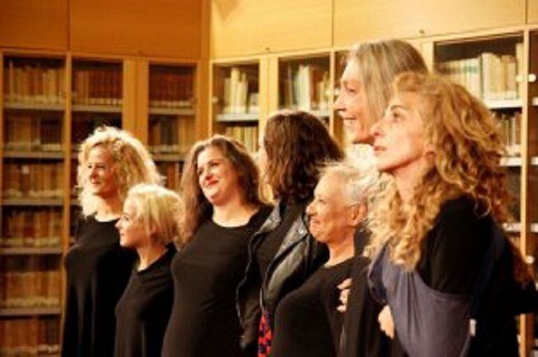 6 mujeres sin hogar en Sevilla interpretan "el quejío de una Diosa" en el teatro Atalaya TNT.