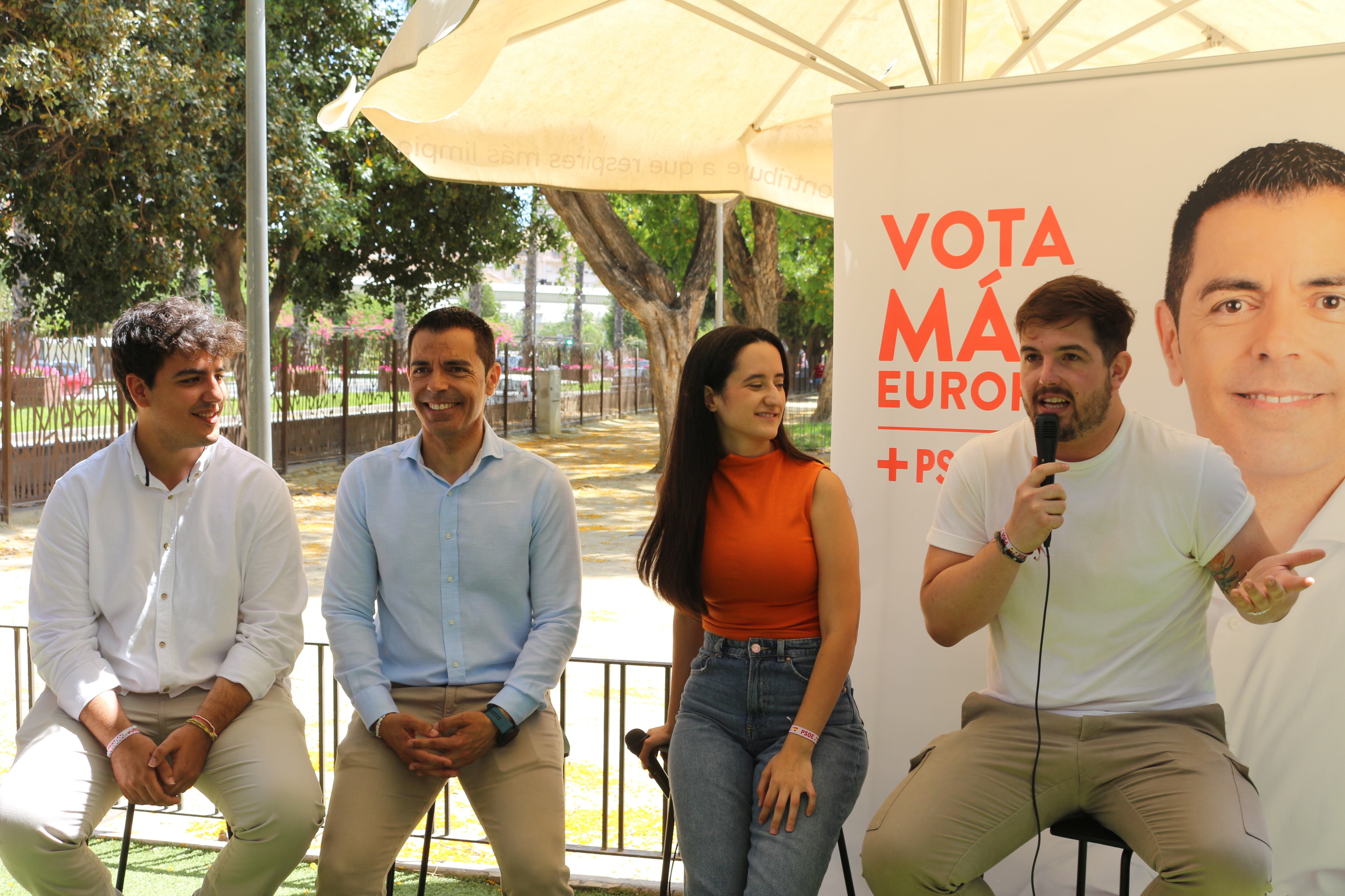 Marcos Ros ha mantenido un encuentro con jóvenes en el jardín del Malecón.