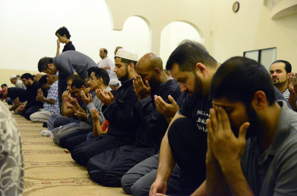 Un grupo de musulmanes participan en el rezo Taraweeh, al inicio del ayuno musulmán de ramadán en el Centro Islámico de Reseda, California (Estados Unidos).