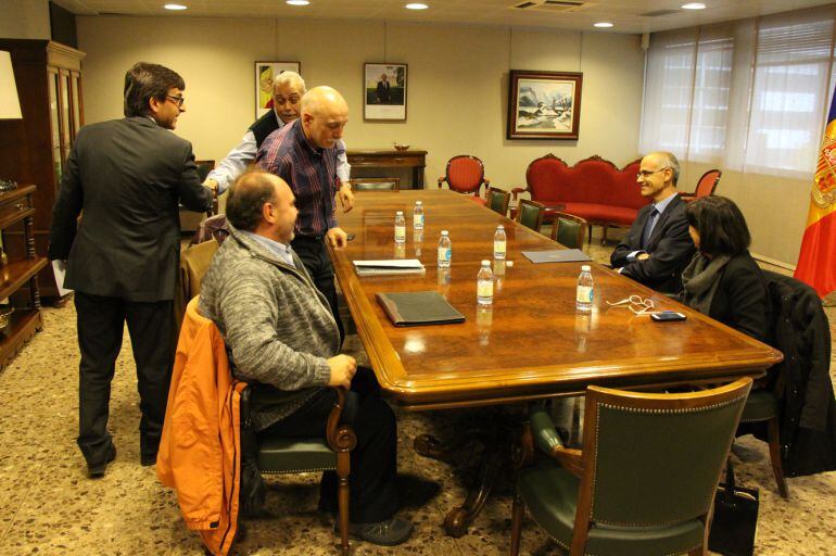 El ministre Jordi Cinca (dret) saluda els representants sindicals els quals s'han reunit avui amb el cap de l'executiu i la titular de salut per abordar la reforma laboral prevista pel Govern.