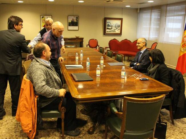 El ministre Jordi Cinca (dret) saluda els representants sindicals els quals s'han reunit avui amb el cap de l'executiu i la titular de salut per abordar la reforma laboral prevista pel Govern.