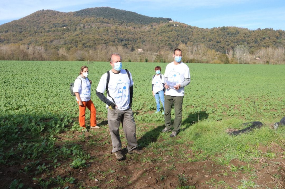 Membres de la plataforma Salvem les Valls en un dels trams afectats per la variant