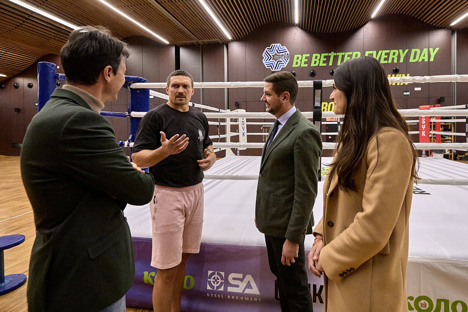 Oleksander Usyk ensenñando las instalaciones a la corporación municipal