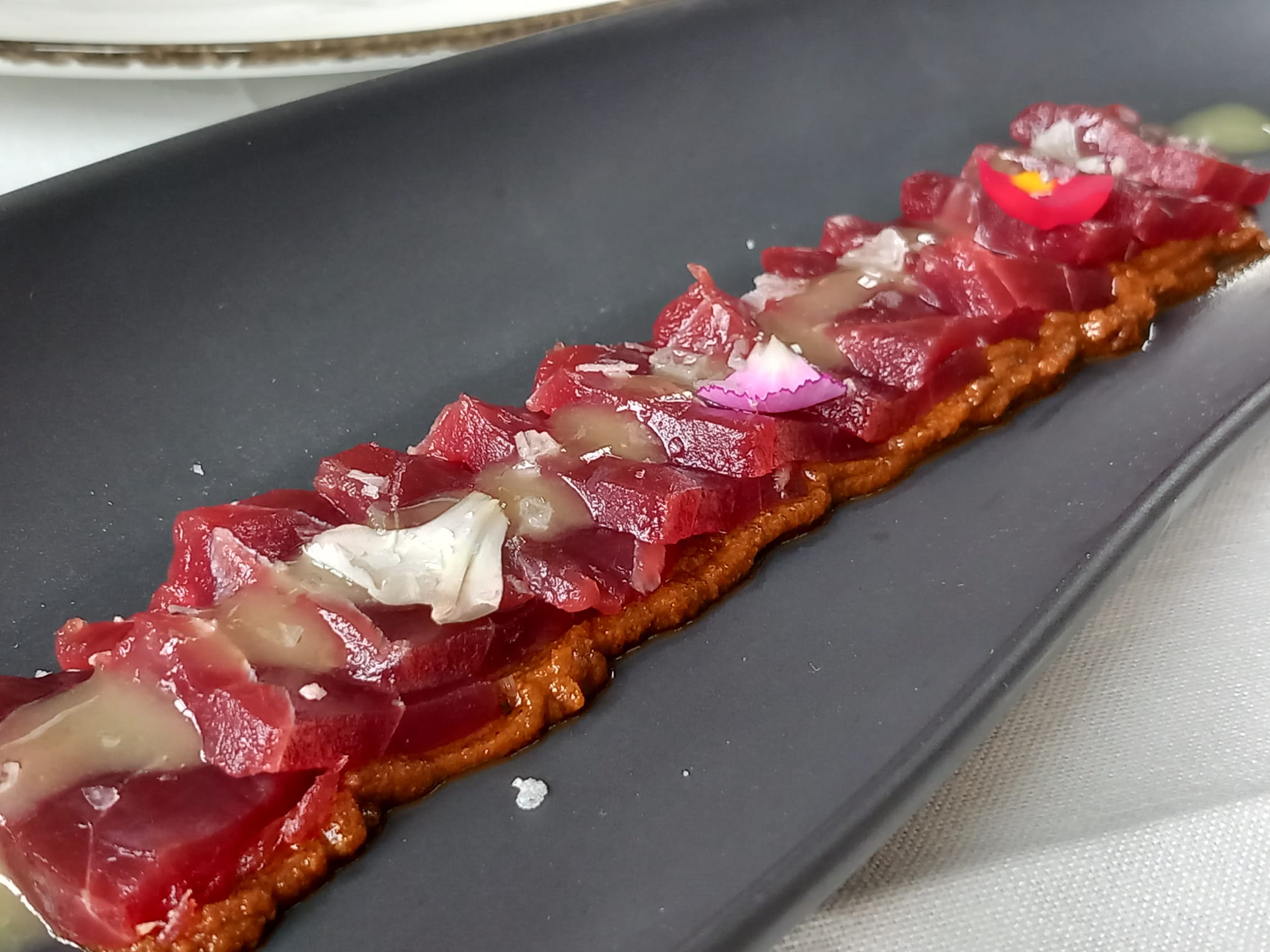 Sashimi de atún con pesto de tomate de emulsión de piparra