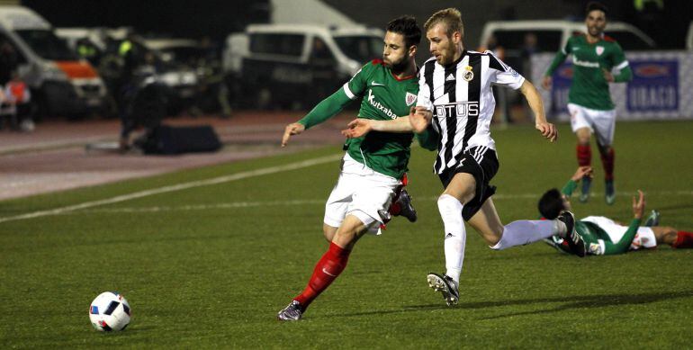  El defensa de la Real Balómpedica Linense Joe (d) disputa un balón con el delantero del Athletic Club de Bilbao Kike Sola (i), durante el partido de ida de dieciseisavos de final de la Copa del Rey que se juega hoy en el estadio Municipal de La Línea