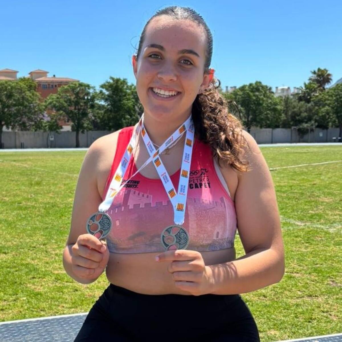 Anhara Ortega Busquier (CAPET Petrer), doble campeona provincial de lanzamiento de martillo y giratorio de peso