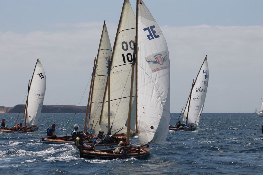 Barquillos en medio de la regata.