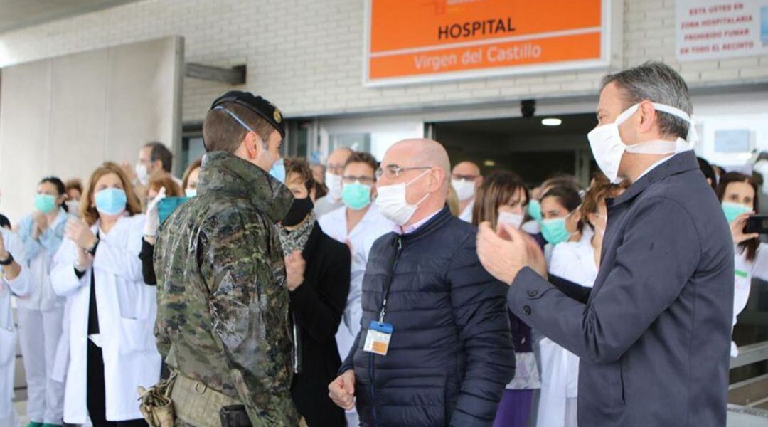 Un miembro del Ejercito saluda al personal del hospital en presencia del alcalde de Yecla