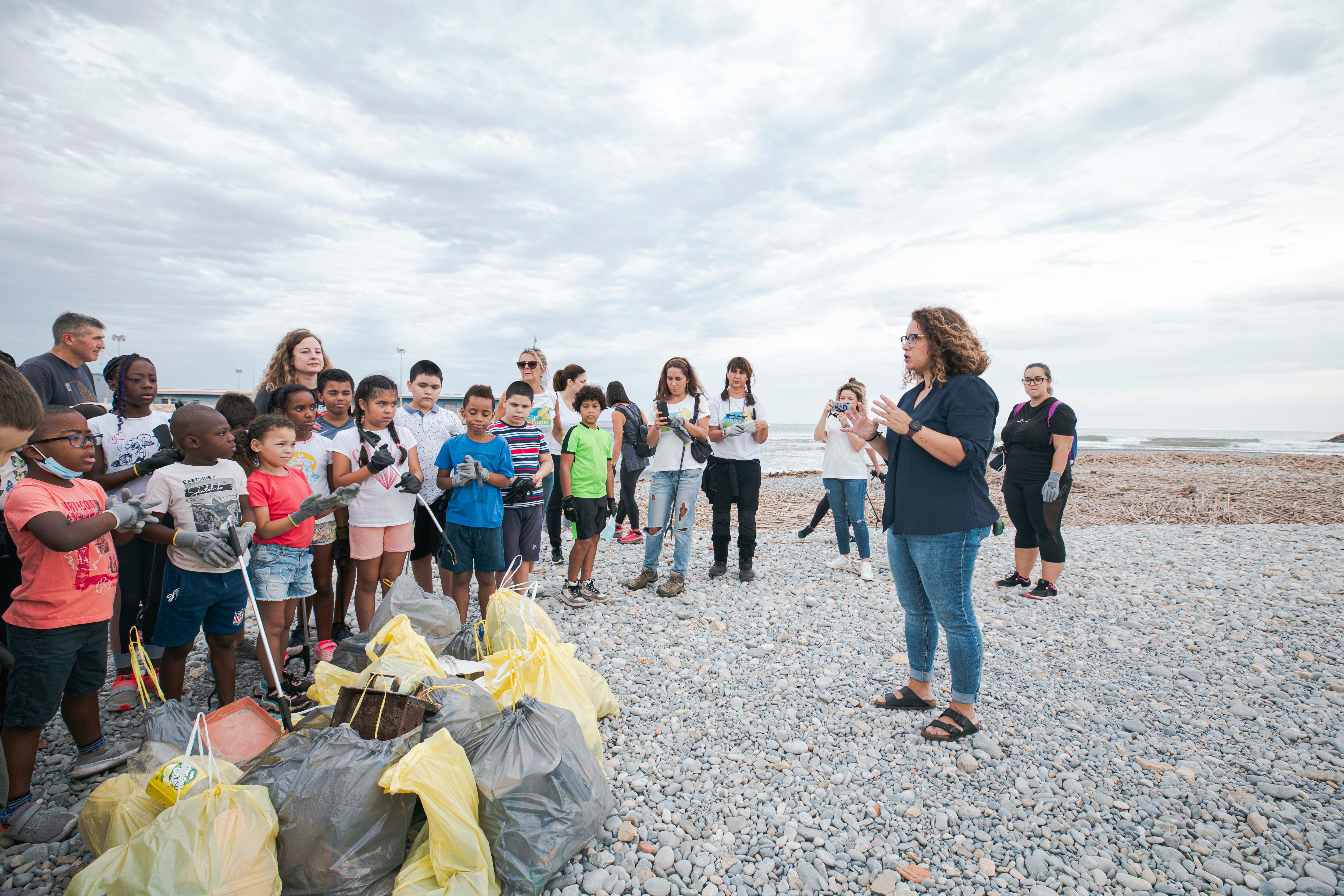 Alumnado del preventorio Nuestra Señora del Amparo en la jornada de limpieza del río Serpis.