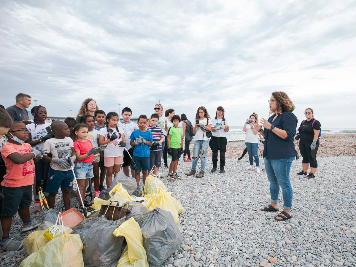 La organización Paisaje Limpio realiza una jornada de limpieza en la desembocadura del río Serpis