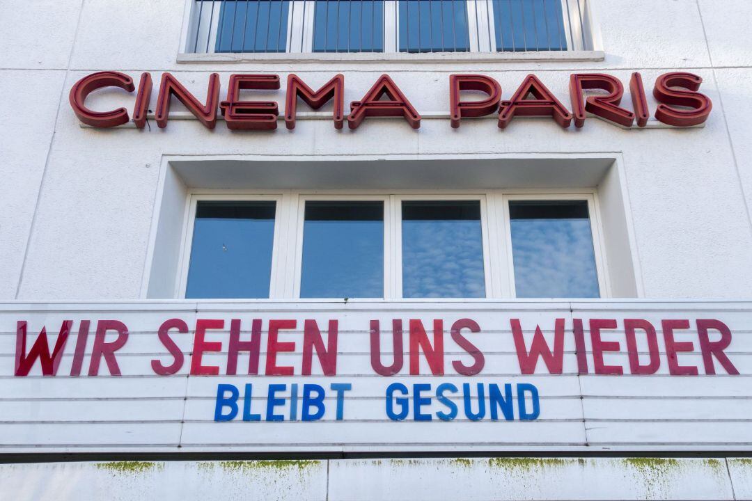 El cine París de Berlín (Alemania), cerrado por la cris del coronavirus, ha cabiado el mensaje de su cartel: "Nos volveremos a ver - Manteneos sanos".