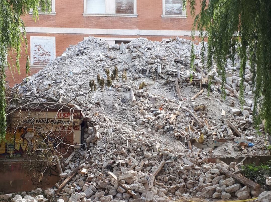 Los escombros han caído en el parque del barrio del Pozo de las Nieves, en Cuenca.