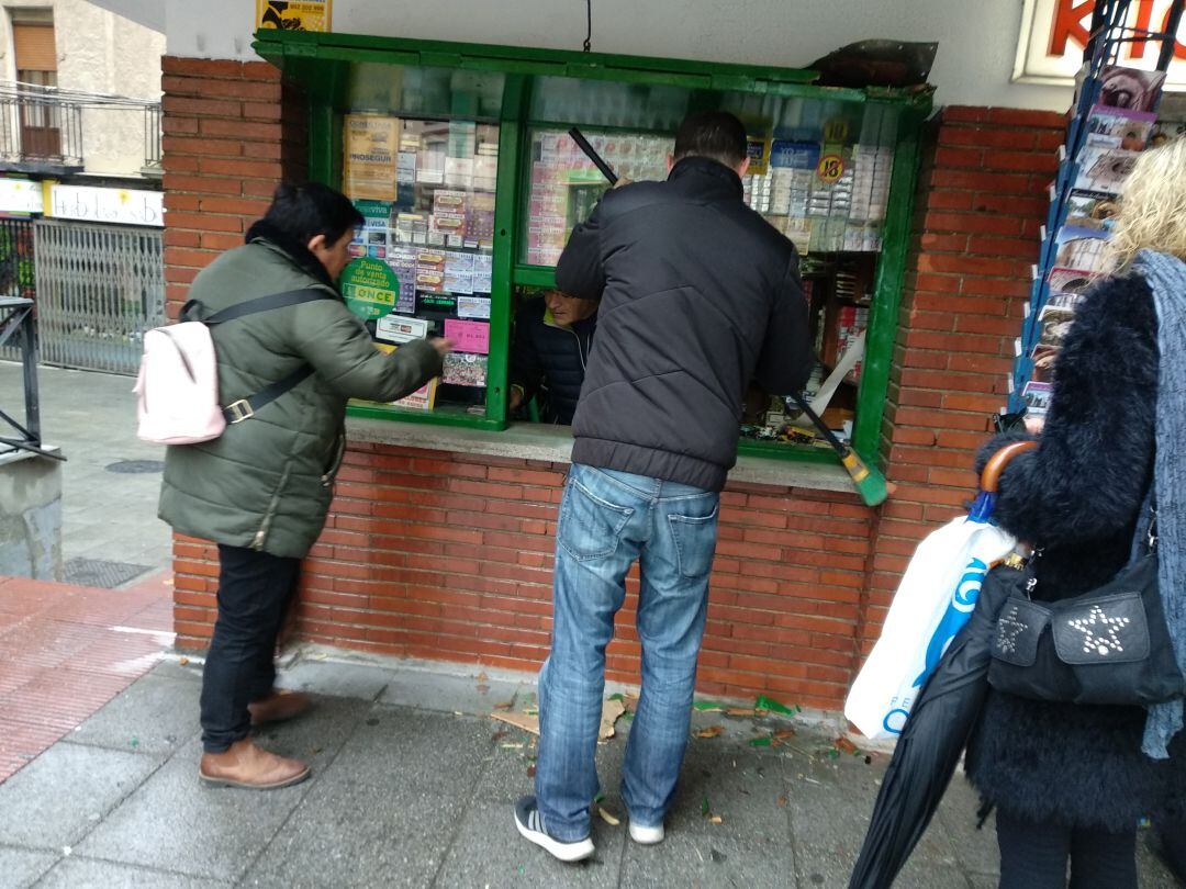 Los destrozos se aprecian en los restos que han quedado esparcidos por el suelo y en la chapa apalancada sobre el mostrador