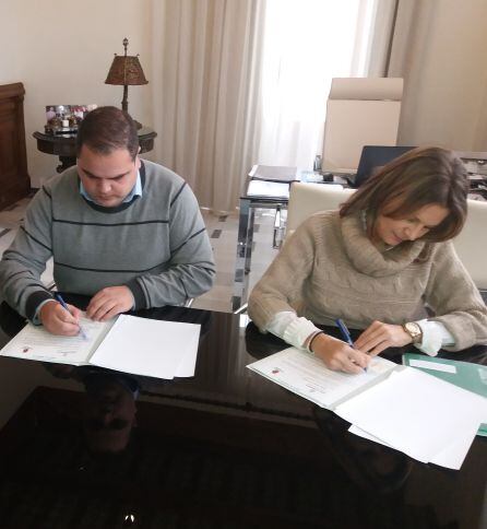 Víctor Torres y Ana Cobo firman el convenio