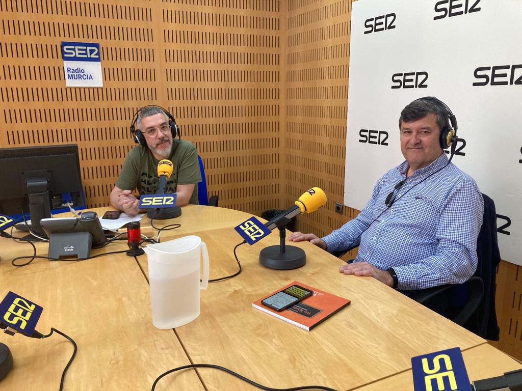 Ismael Galiana, con camisa azul, junto al conductor de Hoy por hoy Murcia, Paco Sánchez