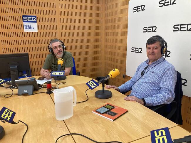 Ismael Galiana, con camisa azul, junto al conductor de Hoy por hoy Murcia, Paco Sánchez
