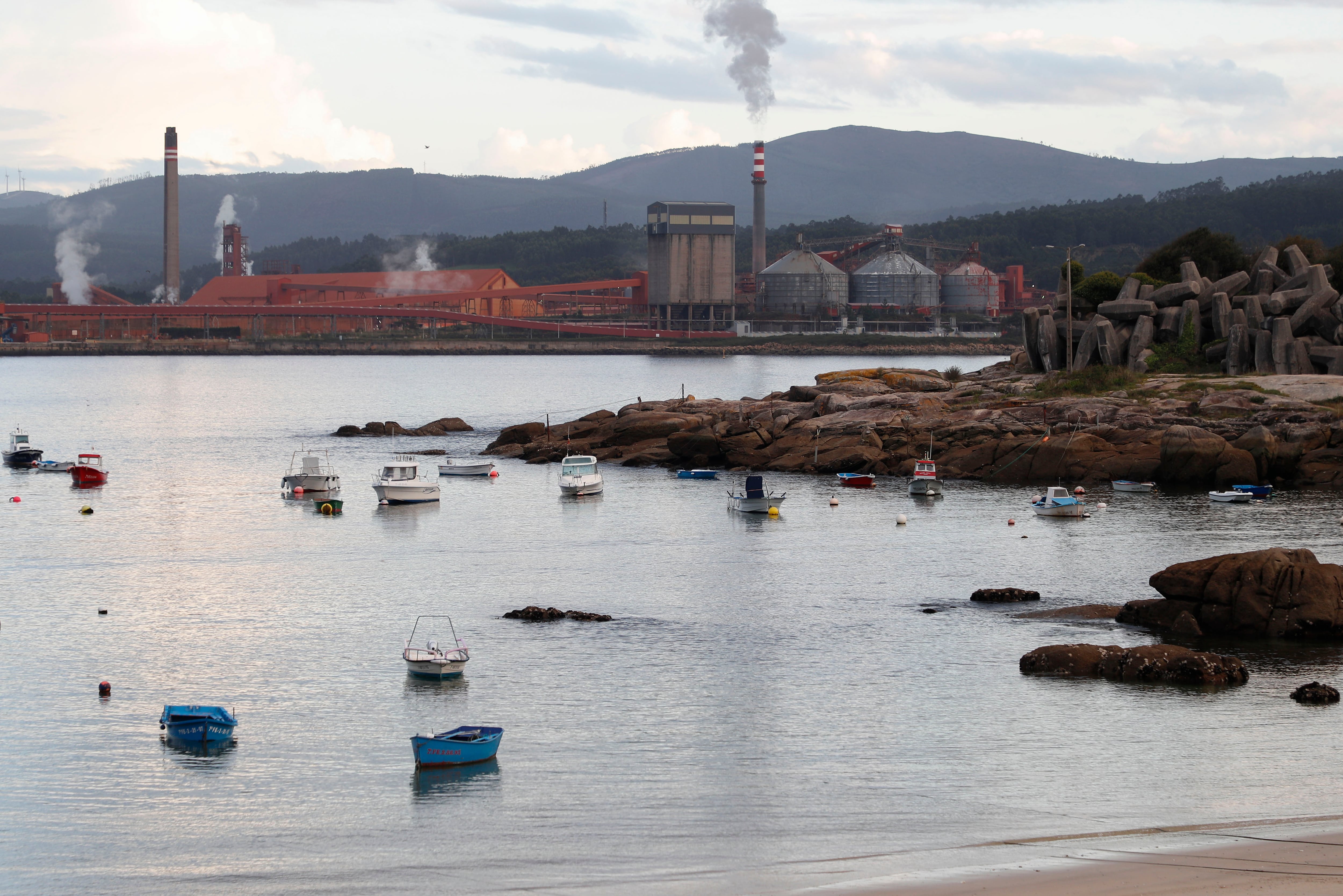 Vista de la factoría Alcoa, puerto de Moras, Xove, Lugo. EFE/ Eliseo Trigo