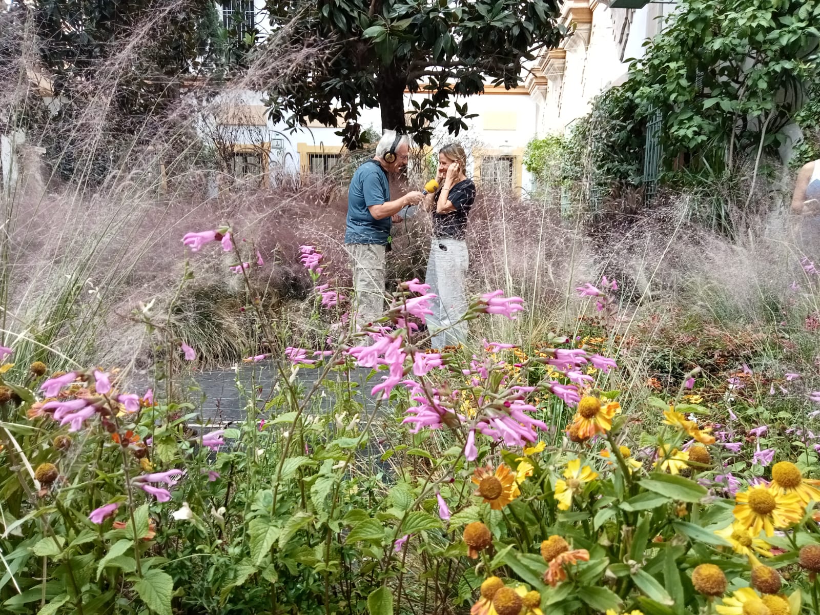 Ramón Medina entrevista a Gabriela Salazar en el patio del Reloj. Flora 2025