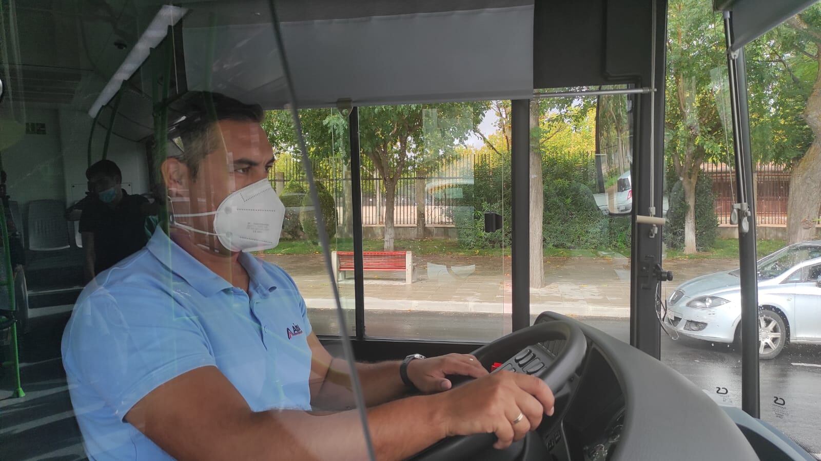 David es conductor de autobús en la línea 4