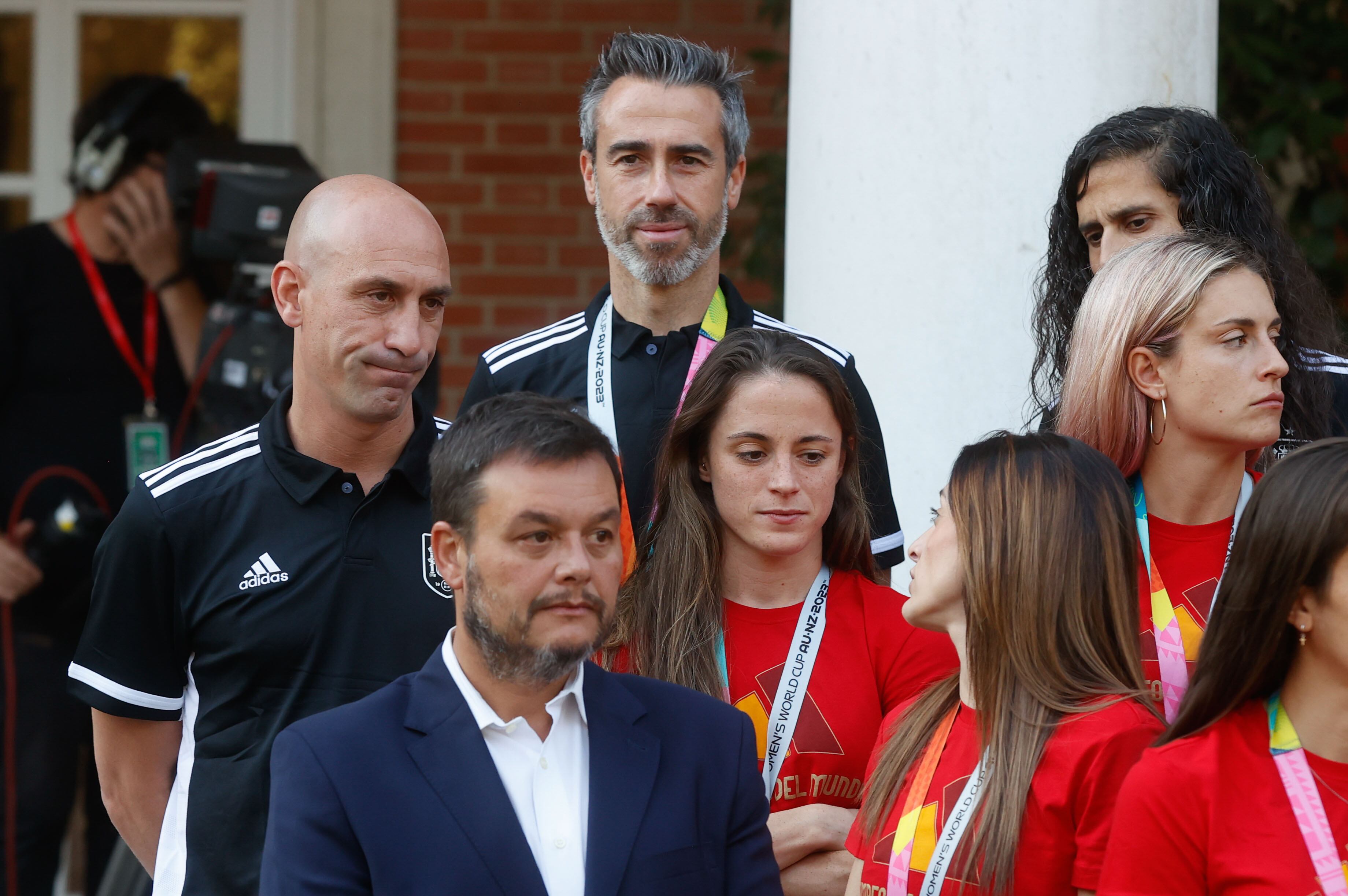 El entrenador de la selección femenina de fútbol Jorge Vilda (2i) junto al presidente de Real Federación Española de Fútbol (RFEF), Luis Rubiales (i).